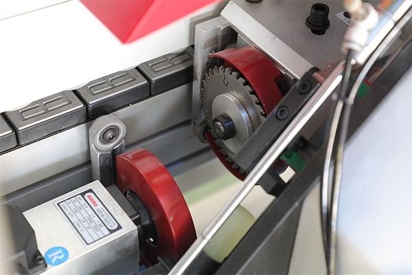 Станок для облицовывания кромок мебельных деталей WoodTec X400