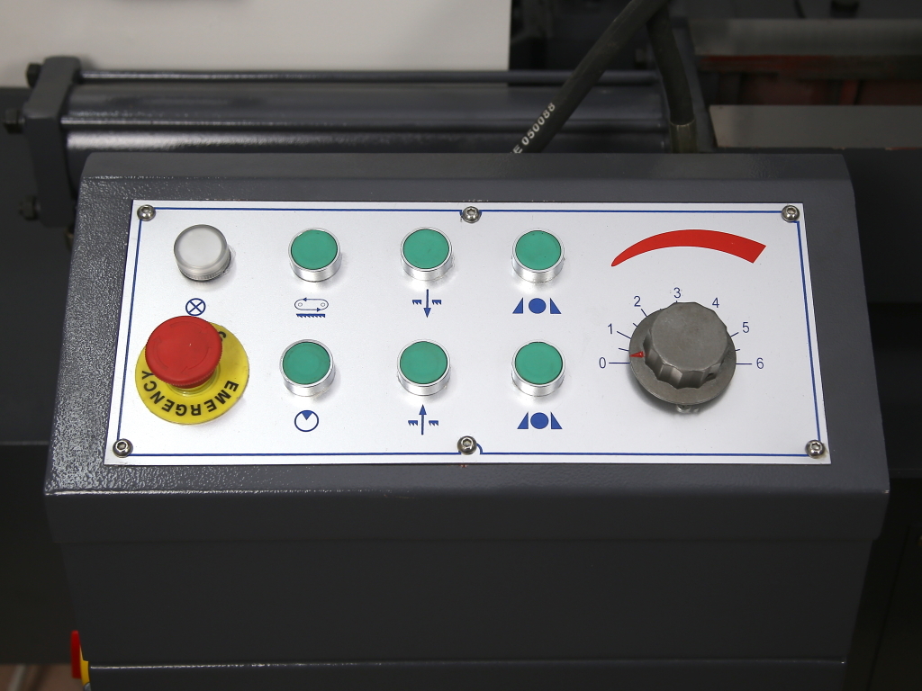 Двухколонный полуавтоматический ленточнопильный станок MetalMaster MGH-300Z