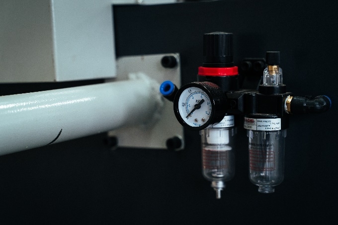 Кромкошлифовальный станок проходного типа с фрезерным узлом DELTAMACHINERY DM-ST-6F