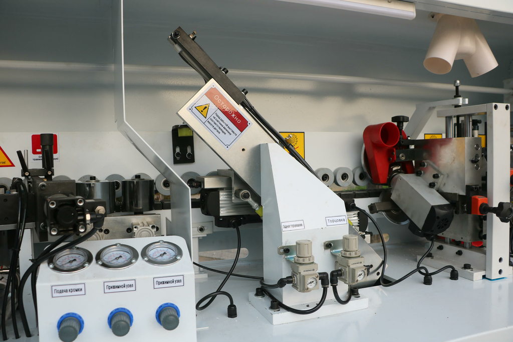 Автоматический кромкооблицовочный станок DELTAMACHINERY DM-300