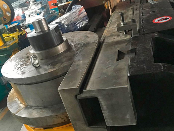 Полуавтоматический трубогибочный станок с ЧПУ DW130NC