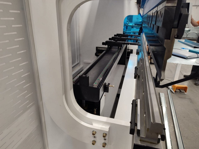 Гидравлический листогибочный пресс SMD PBA 170-4000