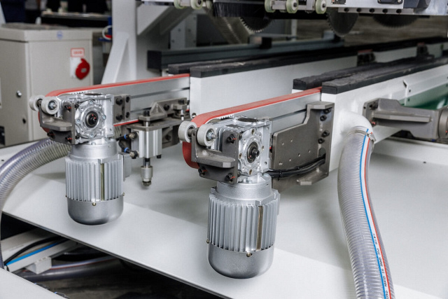 Форматно-обрезной центр с ЧПУ для дверных полотен Beaver DOORCUT CNC