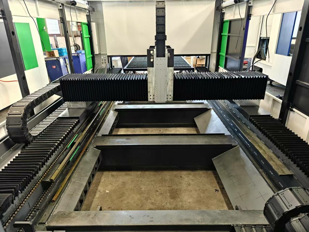 Кабинетный станок для лазерной резки листового металла INTERLASER PRO C3015 6000