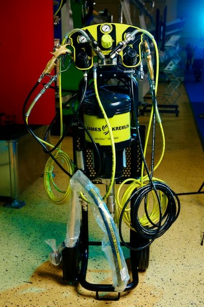 Установка AIRMIX для ручного нанесения ЛКМ и клея на фасады и двери из МДФ