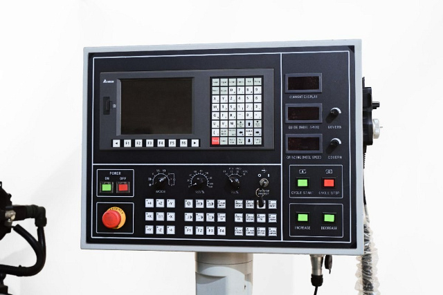 Бесцентрово-шлифовальный станок UNIVEQ UCG-4520NC3 БУ