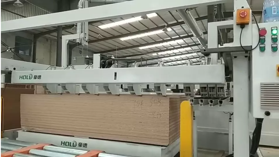 Форматно-раскроечный центр с ЧПУ HOLD HP330