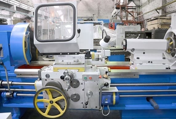 Универсальный токарный станок 1М63/3000