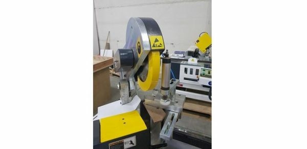 Полуавтоматический двухпильный станок для торцевания-заусовки со сверлильными узлами Emin Tosun Doormaster 300