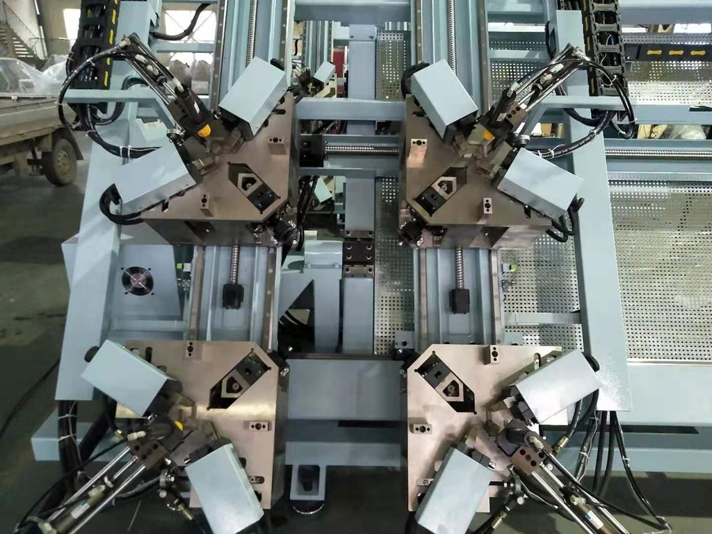 Четырехголовочный углообжимной станок LM4S-100х2200х3000 с ЧПУ