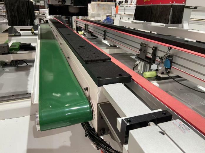 Форматно-обрезной центр с ЧПУ для дверных полотен HOLD HV321