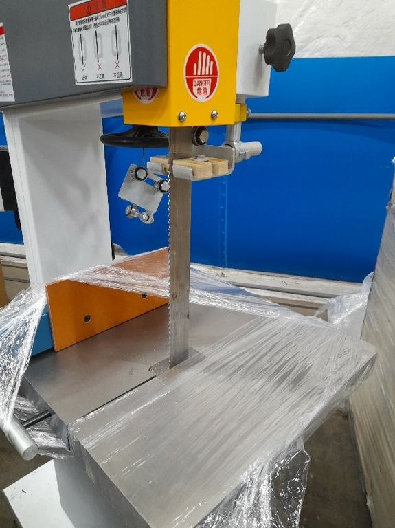 Вертикальный ленточно-пильный станок MJ 345 B