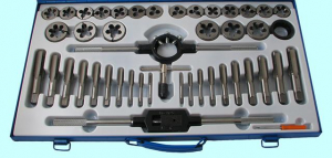 Вороток,плашкодержатель и по 20 метчиков и плашек М6-М24 в пласт. кейсе (45 позиций) "CNIC"