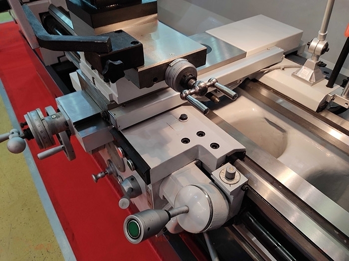 Универсальный токарный станок LC660B/2000 (аналог станка ДИП-300)