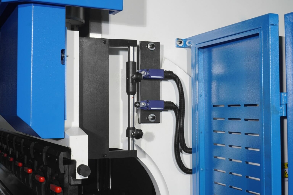 Листогибочный гидравлический пресс с ЧПУ TP10S MetalTec HBM 80/2500C