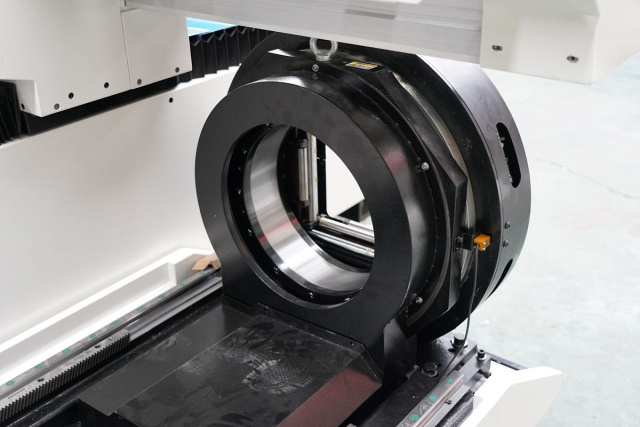 Оптоволоконная установка лазерного раскроя с модулем для обработки труб LX