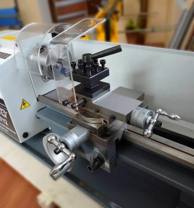 Настольный токарный станок M712