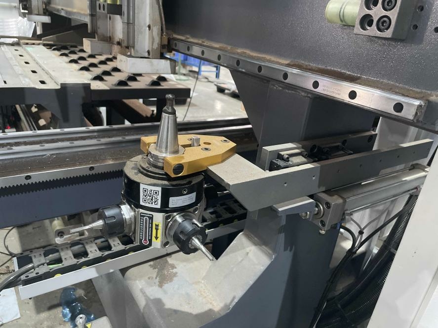 Сверлильно-присадочный станок с ЧПУ HOLD HB621GH6