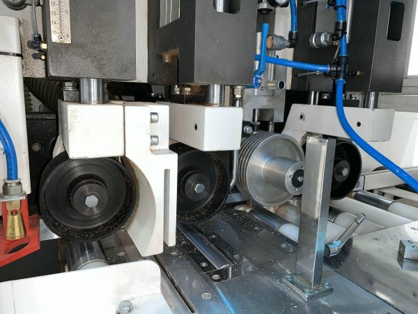 Автоматический торцовочный станок с функцией вырезки дефектов и оптимизации JANGJA AM8424 / EM8441