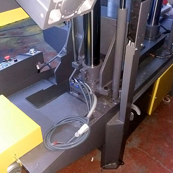 Полуавтоматический ленточнопильный станок Kesmak KSY 400X600