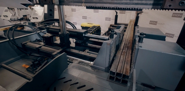 Автоматический ленточнопильный станок по металлу колонного типа IRONMAC CUT-330СHA