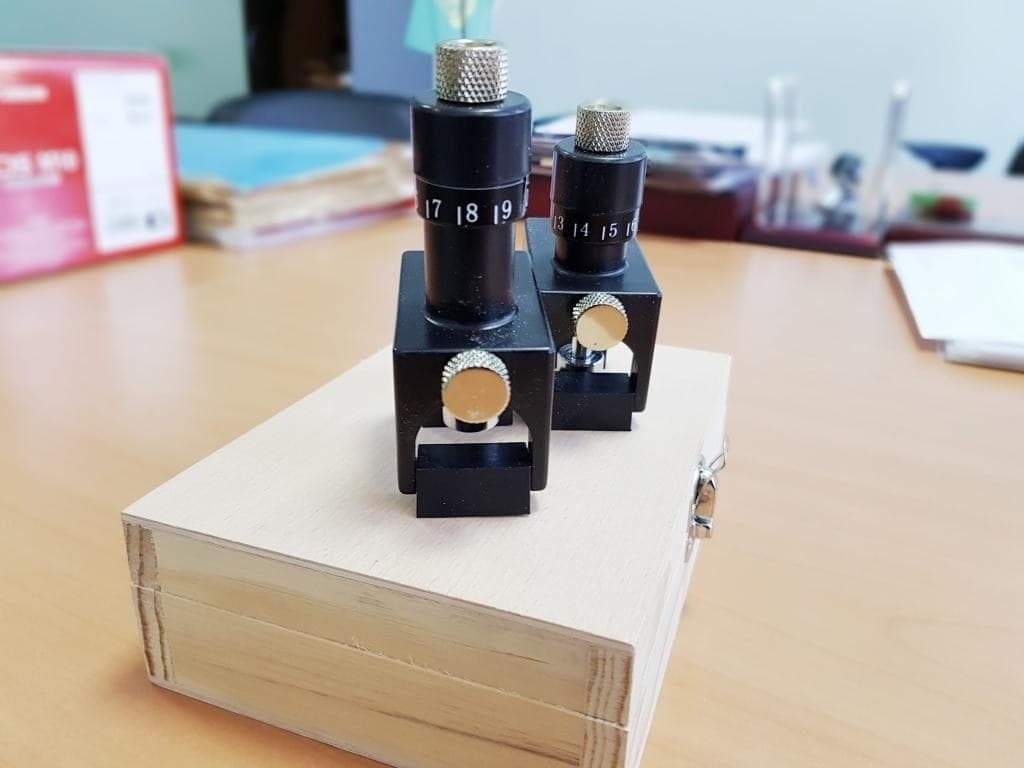 Магнитное устройство для выставления ножей в ножевых барабанах