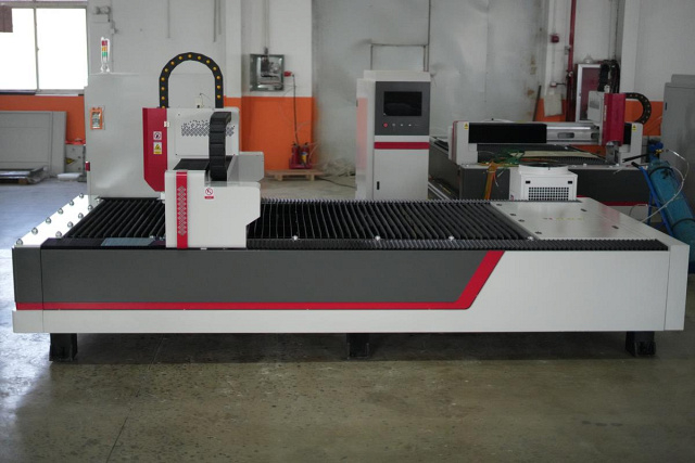 Оптоволоконная установка лазерного раскроя L3