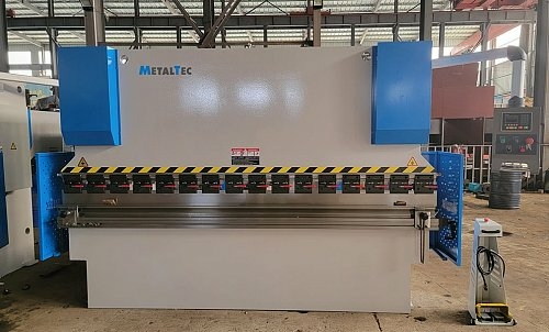 Листогибочный гидравлический пресс MetalTec HBM 125/3200M (Е22, ручная компенсация прогиба, инвертор заднего упора)
