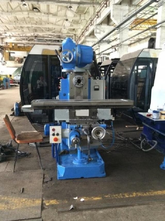 Широкоуниверсальный консольно-фрезерный станок 6К82Ш