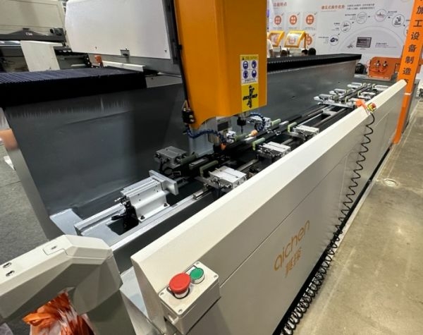 Обрабатывающий центр с ЧПУ CNC 3000A2 для алюминиевого профиля