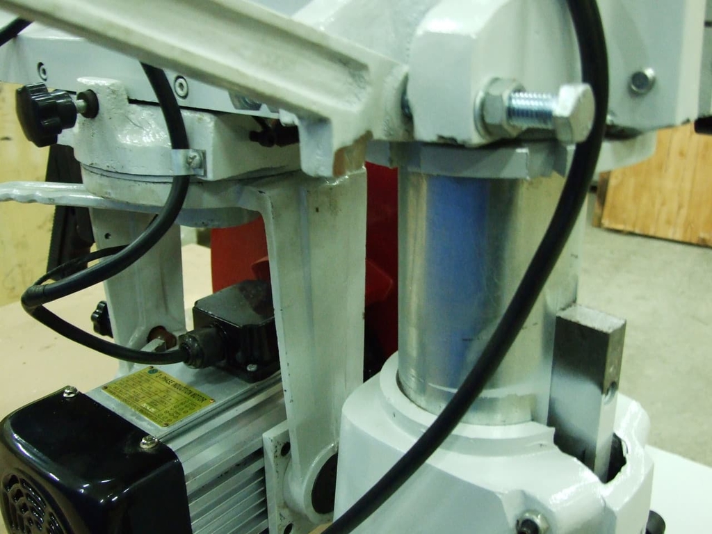 Торцовочный станок LTT MJ2238