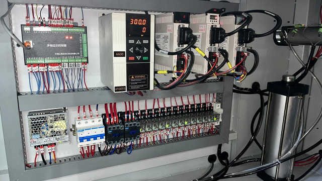 Фрезерный станок ЧПУ с двумя шпинделями и поворотным пневмостолом TM 3000-2М