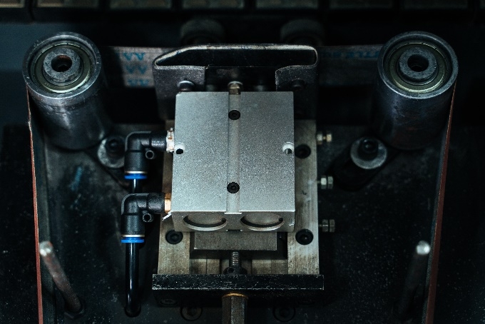 Кромкошлифовальный станок проходного типа с фрезерным узлом DELTAMACHINERY DM-ST-6F