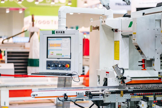 Сверлильно-присадочный станок с ЧПУ Nanxing NDC402M