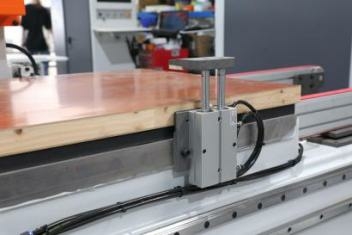 Проходной обрабатывающий центр с ЧПУ для фрезерования отверстий в дверных полотнах и коробках под замок и петли HOLD HMD2202