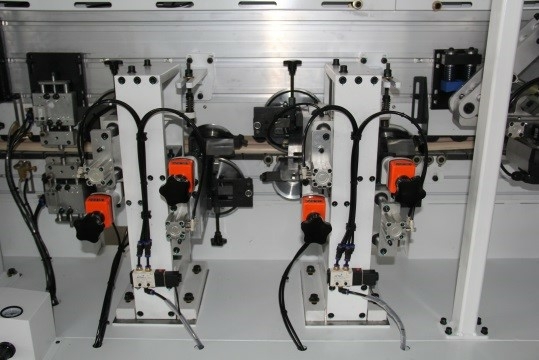 Кромкооблицовочный автоматический станок  BJD F832JSR