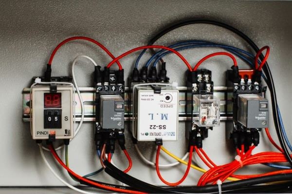 Кромкооблицовочный станок с конвейерной лентой  с конвейерной лентой  KROM-KOMBO