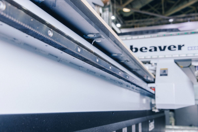 Фрезерный обрабатывающий центр с ЧПУ с автоматическим толкателем Beaver i-NEST