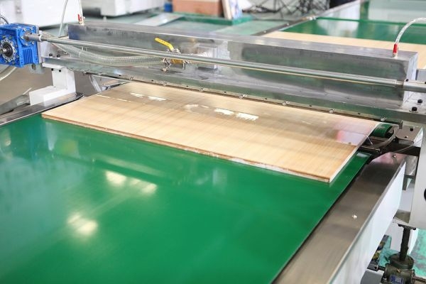 Лаконаливной станок с разгоняющим и тормозящим конвейерами MH7213X