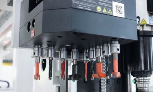 Обрабатывающий центр с ЧПУ KDT KN-3713DE