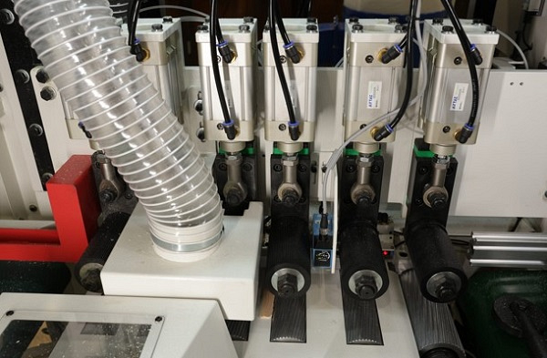 Автоматический станок для вырезки дефектов и торцовки QUADRO SpeedCut 200