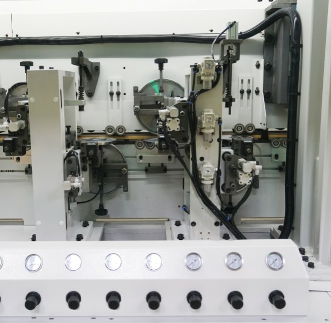 Кромкооблицовочный автоматический станок HOLD V5