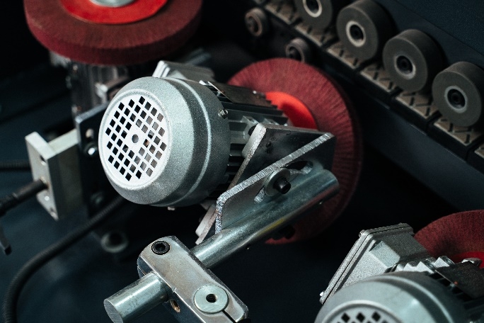 Кромкошлифовальный станок проходного типа с фрезерным узлом DELTAMACHINERY DM-ST-6F