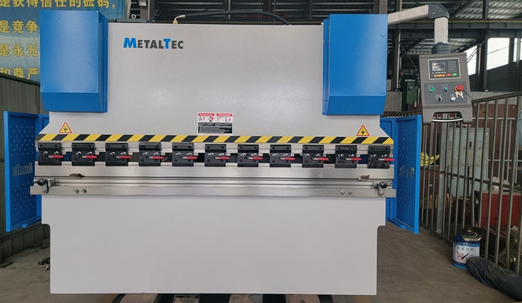 Листогибочный гидравлический пресс MetalTec HBM 40/2500 (Е22, инвертор заднего упора)