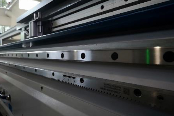 Обрабатывающий центр с ЧПУ KDT KN-3710E