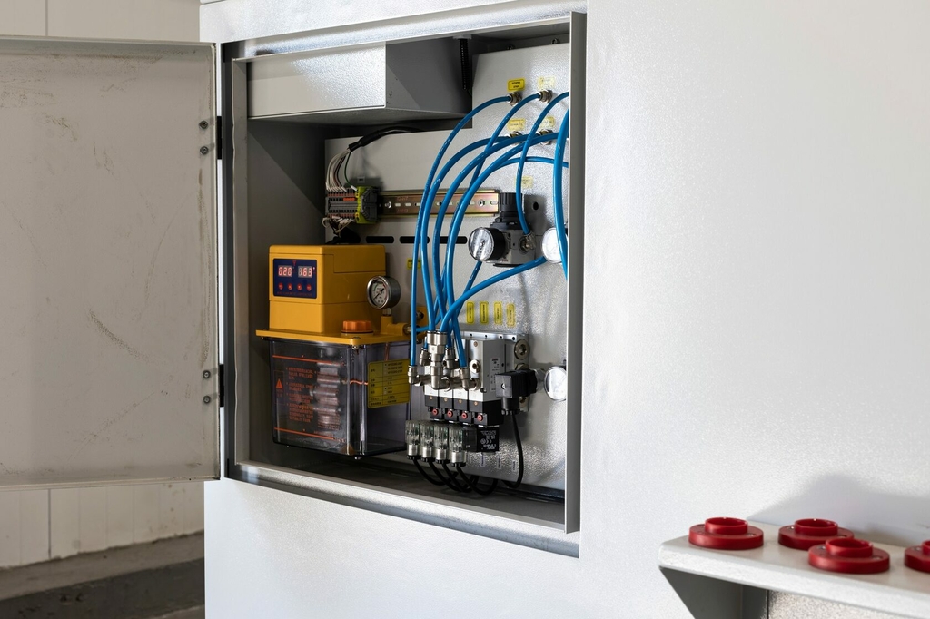 Вертикальный фрезерный центр КВАНТ MG-1 (производства Россия)