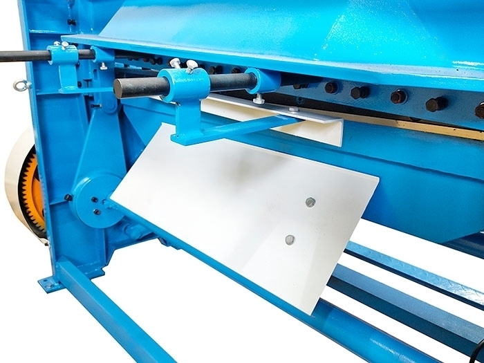 Электромеханическая гильотина Q11 3x1300