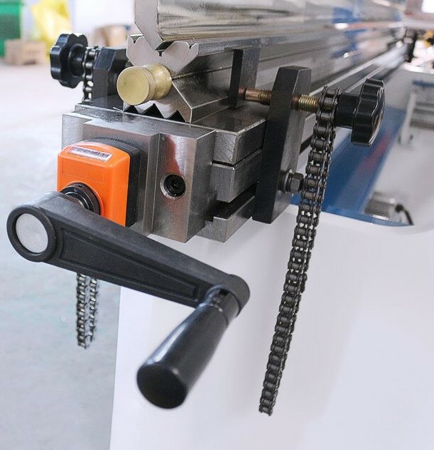 Листогибочный гидравлический пресс MetalTec HBM 125/3200M (Е22, ручная компенсация прогиба, инвертор заднего упора)