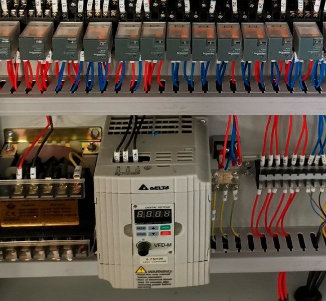 Листогибочный гидравлический пресс MetalTec HBM 125/3200M (Е22, ручная компенсация прогиба, инвертор заднего упора)