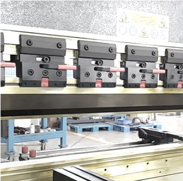 Листогибочный гидравлический пресс MetalTec HBM 125/3200M (Е22, ручная компенсация прогиба, инвертор заднего упора)